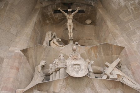 Detail van de lijdensfaçade, links het gezicht van Gaudi